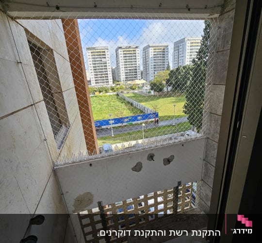 רשת מתכת מותקנת למניעת כניסת יונים במרפסת